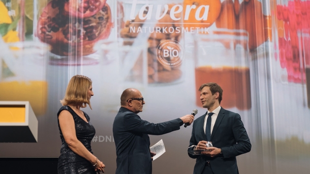 Deutscher Nachhaltigkeitspreis unter anderem für Laverana - Dr. Phillip Haase nimmt stellvertretend für seinen Vater, Firmengründer Thomas Haase, und Laverana die Siegertrophäe des 15. Deutschen Nachhaltigkeitspreis entgegen - Quelle: Mariusz Misztal